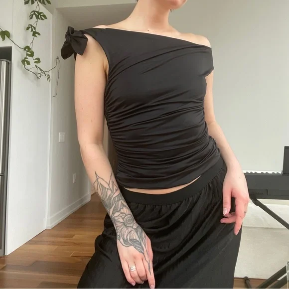 Cutesie Black Off-Shoulder Top - Picture 2 of 7